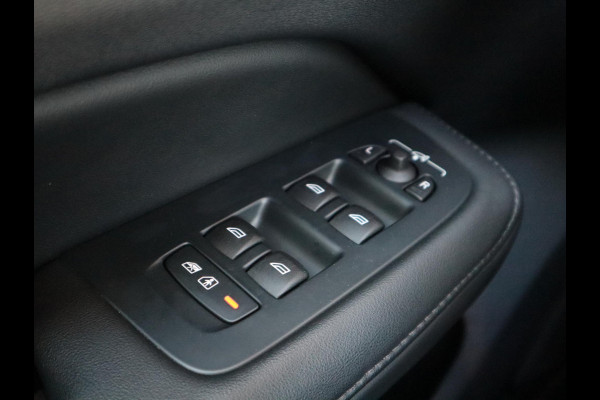 Volvo V60 2.0 T8 Plug-in hybrid AWD Ultimate Bright Automaat / Navigatiesysteem / Panoramadak / Trekhaak / Head-Up Display / Leder / Harman Kardon / Stoelverwarming / Achteruitrijcamera / Extra Getint Glas
