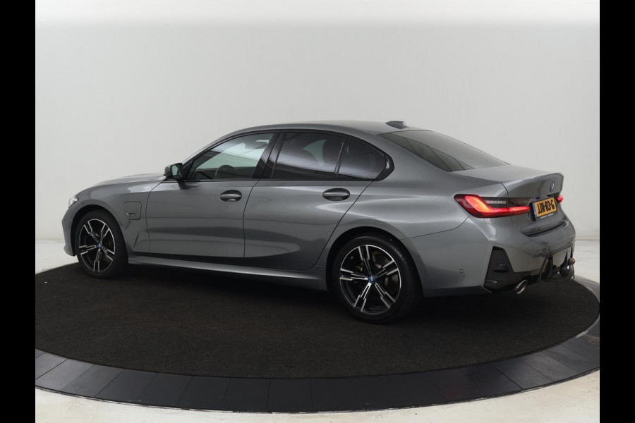 BMW 3-serie 320e M Sport | Trekhaak | Stoelverwarming | Camera | Leder/Alcantara | Stuurverwarming | Carplay | Live Cockpit Plus | Adaptief LED | Sportstoelen | Cruise control | PHEV | Plug In