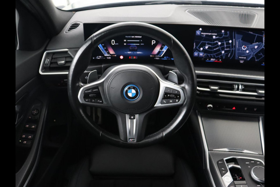 BMW 3-serie 320e M Sport | Trekhaak | Stoelverwarming | Camera | Leder/Alcantara | Stuurverwarming | Carplay | Live Cockpit Plus | Adaptief LED | Sportstoelen | Cruise control | PHEV | Plug In