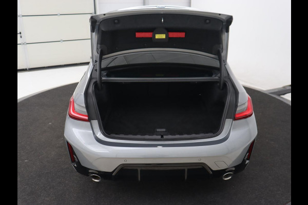 BMW 3-serie 320e M Sport | Trekhaak | Stoelverwarming | Camera | Leder/Alcantara | Stuurverwarming | Carplay | Live Cockpit Plus | Adaptief LED | Sportstoelen | Cruise control | PHEV | Plug In