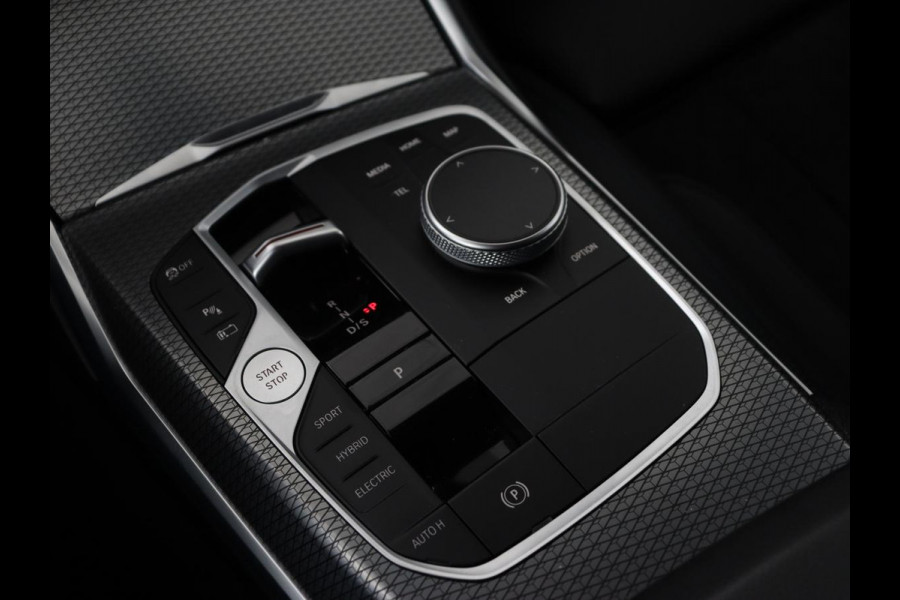 BMW 3-serie 320e M Sport | Trekhaak | Stoelverwarming | Camera | Leder/Alcantara | Stuurverwarming | Carplay | Live Cockpit Plus | Adaptief LED | Sportstoelen | Cruise control | PHEV | Plug In