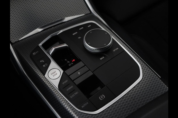 BMW 3-serie 320e M Sport | Trekhaak | Stoelverwarming | Camera | Leder/Alcantara | Stuurverwarming | Carplay | Live Cockpit Plus | Adaptief LED | Sportstoelen | Cruise control | PHEV | Plug In