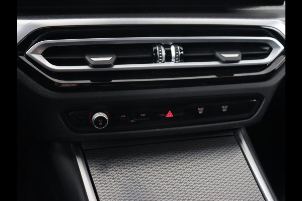BMW 3-serie 320e M Sport | Trekhaak | Stoelverwarming | Camera | Leder/Alcantara | Stuurverwarming | Carplay | Live Cockpit Plus | Adaptief LED | Sportstoelen | Cruise control | PHEV | Plug In