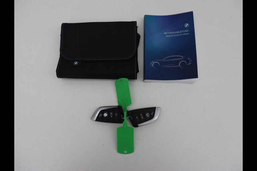 BMW 3-serie 320e M Sport | Trekhaak | Stoelverwarming | Camera | Leder/Alcantara | Stuurverwarming | Carplay | Live Cockpit Plus | Adaptief LED | Sportstoelen | Cruise control | PHEV | Plug In