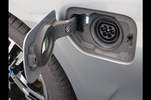 BMW 3-serie 320e M Sport | Trekhaak | Stoelverwarming | Camera | Leder/Alcantara | Stuurverwarming | Carplay | Live Cockpit Plus | Adaptief LED | Sportstoelen | Cruise control | PHEV | Plug In