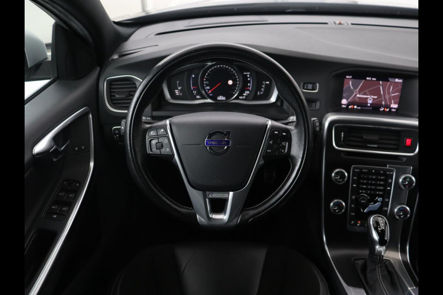 Volvo V60 2.0 T4 R Design | Stoel & stuurverwarming | Adaptive cruise | Trekhaak | Bi-Xenon | Camera | Achterbankverwarming | Keyless | Navigatie | Parkeerhulp | Bluetooth | Climate control