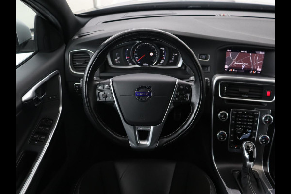 Volvo V60 2.0 T4 R Design | Stoel & stuurverwarming | Adaptive cruise | Trekhaak | Bi-Xenon | Camera | Achterbankverwarming | Keyless | Navigatie | Parkeerhulp | Bluetooth | Climate control