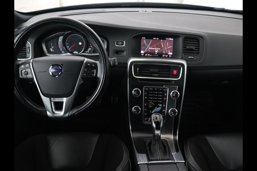 Volvo V60 2.0 T4 R Design | Stoel & stuurverwarming | Adaptive cruise | Trekhaak | Bi-Xenon | Camera | Achterbankverwarming | Keyless | Navigatie | Parkeerhulp | Bluetooth | Climate control