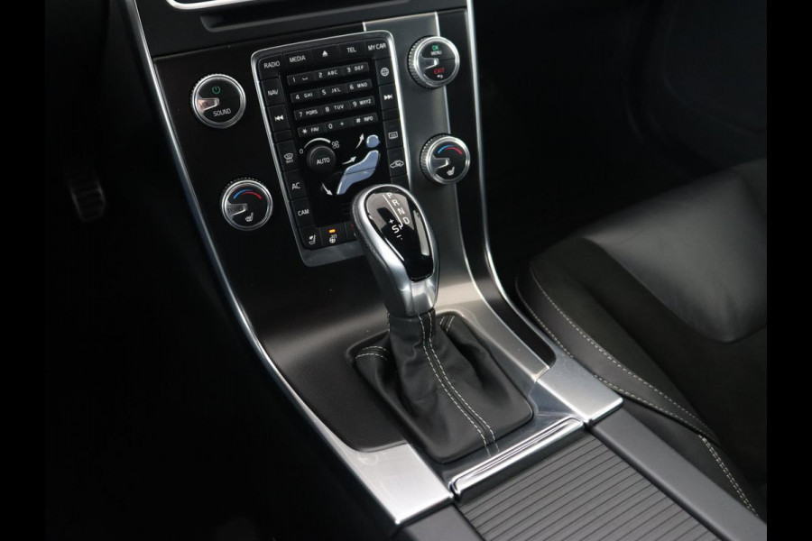 Volvo V60 2.0 T4 R Design | Stoel & stuurverwarming | Adaptive cruise | Trekhaak | Bi-Xenon | Camera | Achterbankverwarming | Keyless | Navigatie | Parkeerhulp | Bluetooth | Climate control