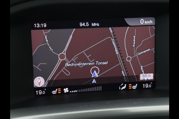 Volvo V60 2.0 T4 R Design | Stoel & stuurverwarming | Adaptive cruise | Trekhaak | Bi-Xenon | Camera | Achterbankverwarming | Keyless | Navigatie | Parkeerhulp | Bluetooth | Climate control