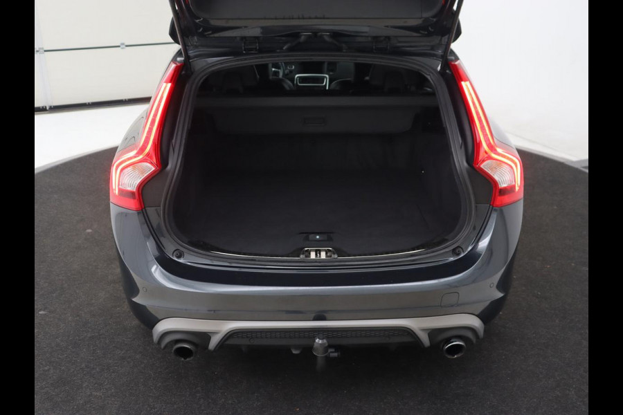 Volvo V60 2.0 T4 R Design | Stoel & stuurverwarming | Adaptive cruise | Trekhaak | Bi-Xenon | Camera | Achterbankverwarming | Keyless | Navigatie | Parkeerhulp | Bluetooth | Climate control