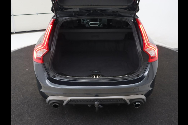 Volvo V60 2.0 T4 R Design | Stoel & stuurverwarming | Adaptive cruise | Trekhaak | Bi-Xenon | Camera | Achterbankverwarming | Keyless | Navigatie | Parkeerhulp | Bluetooth | Climate control