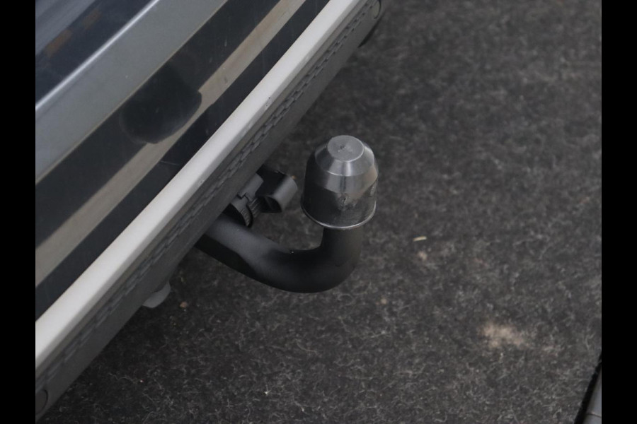 Volvo V60 2.0 T4 R Design | Stoel & stuurverwarming | Adaptive cruise | Trekhaak | Bi-Xenon | Camera | Achterbankverwarming | Keyless | Navigatie | Parkeerhulp | Bluetooth | Climate control