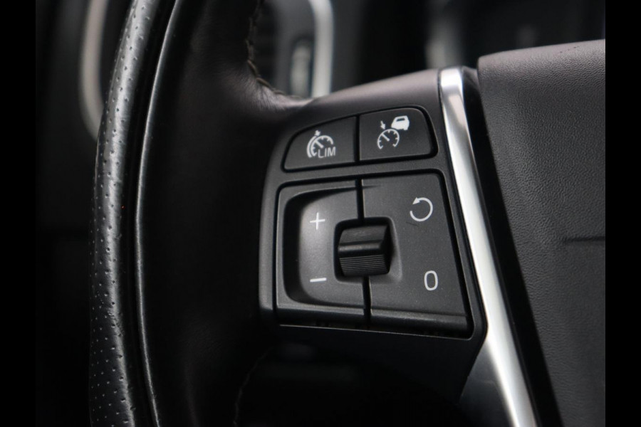Volvo V60 2.0 T4 R Design | Stoel & stuurverwarming | Adaptive cruise | Trekhaak | Bi-Xenon | Camera | Achterbankverwarming | Keyless | Navigatie | Parkeerhulp | Bluetooth | Climate control