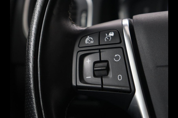 Volvo V60 2.0 T4 R Design | Stoel & stuurverwarming | Adaptive cruise | Trekhaak | Bi-Xenon | Camera | Achterbankverwarming | Keyless | Navigatie | Parkeerhulp | Bluetooth | Climate control
