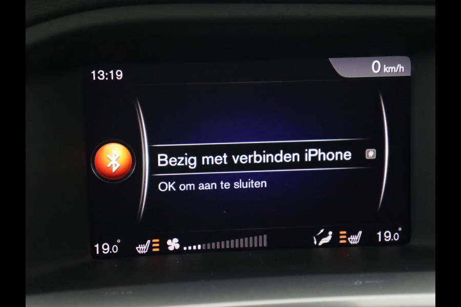 Volvo V60 2.0 T4 R Design | Stoel & stuurverwarming | Adaptive cruise | Trekhaak | Bi-Xenon | Camera | Achterbankverwarming | Keyless | Navigatie | Parkeerhulp | Bluetooth | Climate control