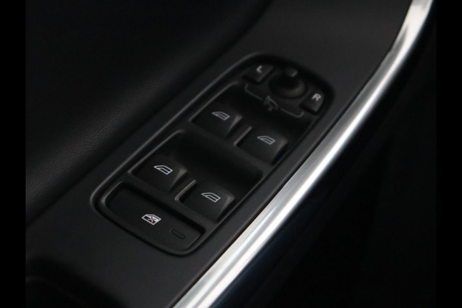 Volvo V60 2.0 T4 R Design | Stoel & stuurverwarming | Adaptive cruise | Trekhaak | Bi-Xenon | Camera | Achterbankverwarming | Keyless | Navigatie | Parkeerhulp | Bluetooth | Climate control