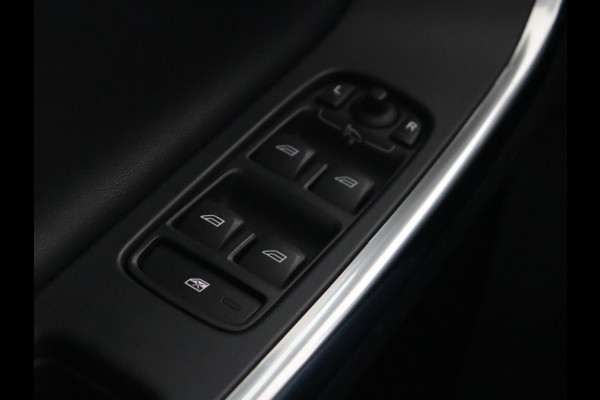 Volvo V60 2.0 T4 R Design | Stoel & stuurverwarming | Adaptive cruise | Trekhaak | Bi-Xenon | Camera | Achterbankverwarming | Keyless | Navigatie | Parkeerhulp | Bluetooth | Climate control