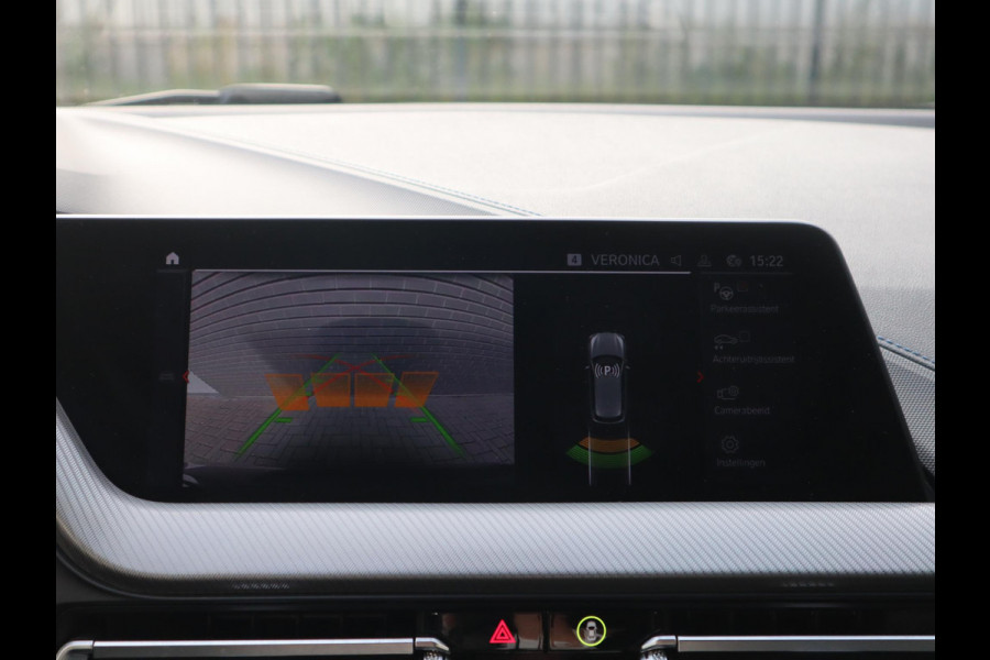 BMW 1-serie 118i Executive M Sport Pakket Automaat / Live Cockpit Professional / 18 Inch / LED / Achteruitrijcamera / Cruise Control / Shadow Line / Extra Getint Glas / Parkeersensoren voor+achter / Lichtpakket