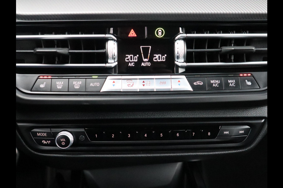 BMW 1-serie 118i High Executive M Sport Pakket Automaat / Live Cockpit Professional / Leder / Hifi / Stoelverwarming / 17 Inch / Adaptieve LED-koplamp / DAB / Parkeersensoren / Lichtpakket