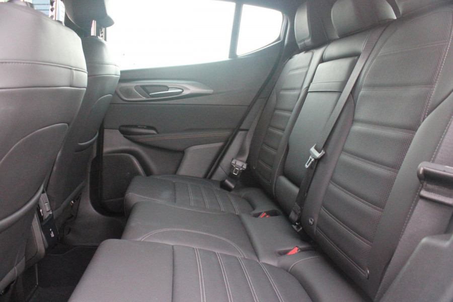 Alfa Romeo Tonale 1.5T 160PK Hybrid VELOCE | PANORAMISCH SCHUIF/KANTEL DAK | PREMIUM PACK: LEDEREN BEKLEDING/GEVENTILEERDE VOORSTOELEN/4-VOUDIG ELEKTRISCH VERSTELBARE LENDESTEUN VOORSTOELEN/HOOGGLANS ZWARTE RAAMOMLIJSTING/AMBIENT LIGHTING | TECHNOLOGY PACK: PARKEERWAARSCHUWING VOOR EN ACHTER/360° CAMERA/AUTOMATISCH INPARKEREN/ AUTONOMOUS DRIVING LEVEL 2: ADAPTIVE CRUISE CONTROL/LANE CENTERING ASSIST/TRAFFIC JAM ASSIST DODEHOEK DETECTIE AUTOMATISCH DIMMENDE BUITENSPIEGELS ELEKTRISCH BEDIENBARE ACHTERKLEP | WINTERPACK: STOELVERWARMING VOOR/STUURVERWARMING/VERWARMBARE RUITENSPROEIERS | HAR