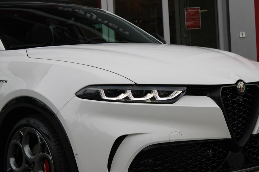 Alfa Romeo Tonale 1.5T 160PK Hybrid VELOCE | PANORAMISCH SCHUIF/KANTEL DAK | PREMIUM PACK: LEDEREN BEKLEDING/GEVENTILEERDE VOORSTOELEN/4-VOUDIG ELEKTRISCH VERSTELBARE LENDESTEUN VOORSTOELEN/HOOGGLANS ZWARTE RAAMOMLIJSTING/AMBIENT LIGHTING | TECHNOLOGY PACK: PARKEERWAARSCHUWING VOOR EN ACHTER/360° CAMERA/AUTOMATISCH INPARKEREN/ AUTONOMOUS DRIVING LEVEL 2: ADAPTIVE CRUISE CONTROL/LANE CENTERING ASSIST/TRAFFIC JAM ASSIST DODEHOEK DETECTIE AUTOMATISCH DIMMENDE BUITENSPIEGELS ELEKTRISCH BEDIENBARE ACHTERKLEP | WINTERPACK: STOELVERWARMING VOOR/STUURVERWARMING/VERWARMBARE RUITENSPROEIERS | HAR