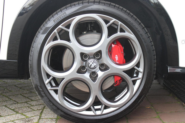Alfa Romeo Tonale 1.5T 160PK Hybrid VELOCE | PANORAMISCH SCHUIF/KANTEL DAK | PREMIUM PACK: LEDEREN BEKLEDING/GEVENTILEERDE VOORSTOELEN/4-VOUDIG ELEKTRISCH VERSTELBARE LENDESTEUN VOORSTOELEN/HOOGGLANS ZWARTE RAAMOMLIJSTING/AMBIENT LIGHTING | TECHNOLOGY PACK: PARKEERWAARSCHUWING VOOR EN ACHTER/360° CAMERA/AUTOMATISCH INPARKEREN/ AUTONOMOUS DRIVING LEVEL 2: ADAPTIVE CRUISE CONTROL/LANE CENTERING ASSIST/TRAFFIC JAM ASSIST DODEHOEK DETECTIE AUTOMATISCH DIMMENDE BUITENSPIEGELS ELEKTRISCH BEDIENBARE ACHTERKLEP | WINTERPACK: STOELVERWARMING VOOR/STUURVERWARMING/VERWARMBARE RUITENSPROEIERS | HAR