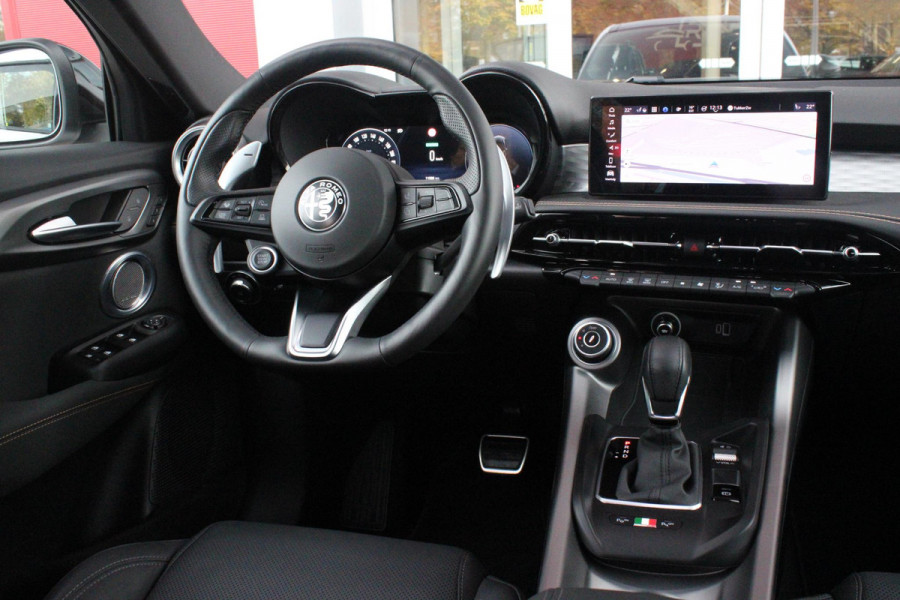 Alfa Romeo Tonale 1.5T 160PK Hybrid VELOCE | PANORAMISCH SCHUIF/KANTEL DAK | PREMIUM PACK: LEDEREN BEKLEDING/GEVENTILEERDE VOORSTOELEN/4-VOUDIG ELEKTRISCH VERSTELBARE LENDESTEUN VOORSTOELEN/HOOGGLANS ZWARTE RAAMOMLIJSTING/AMBIENT LIGHTING | TECHNOLOGY PACK: PARKEERWAARSCHUWING VOOR EN ACHTER/360° CAMERA/AUTOMATISCH INPARKEREN/ AUTONOMOUS DRIVING LEVEL 2: ADAPTIVE CRUISE CONTROL/LANE CENTERING ASSIST/TRAFFIC JAM ASSIST DODEHOEK DETECTIE AUTOMATISCH DIMMENDE BUITENSPIEGELS ELEKTRISCH BEDIENBARE ACHTERKLEP | WINTERPACK: STOELVERWARMING VOOR/STUURVERWARMING/VERWARMBARE RUITENSPROEIERS | HAR