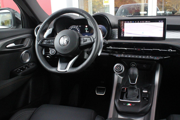 Alfa Romeo Tonale 1.5T 160PK Hybrid VELOCE | PANORAMISCH SCHUIF/KANTEL DAK | PREMIUM PACK: LEDEREN BEKLEDING/GEVENTILEERDE VOORSTOELEN/4-VOUDIG ELEKTRISCH VERSTELBARE LENDESTEUN VOORSTOELEN/HOOGGLANS ZWARTE RAAMOMLIJSTING/AMBIENT LIGHTING | TECHNOLOGY PACK: PARKEERWAARSCHUWING VOOR EN ACHTER/360° CAMERA/AUTOMATISCH INPARKEREN/ AUTONOMOUS DRIVING LEVEL 2: ADAPTIVE CRUISE CONTROL/LANE CENTERING ASSIST/TRAFFIC JAM ASSIST DODEHOEK DETECTIE AUTOMATISCH DIMMENDE BUITENSPIEGELS ELEKTRISCH BEDIENBARE ACHTERKLEP | WINTERPACK: STOELVERWARMING VOOR/STUURVERWARMING/VERWARMBARE RUITENSPROEIERS | HAR