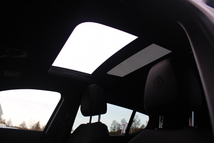 Alfa Romeo Tonale 1.5T 160PK Hybrid VELOCE | PANORAMISCH SCHUIF/KANTEL DAK | PREMIUM PACK: LEDEREN BEKLEDING/GEVENTILEERDE VOORSTOELEN/4-VOUDIG ELEKTRISCH VERSTELBARE LENDESTEUN VOORSTOELEN/HOOGGLANS ZWARTE RAAMOMLIJSTING/AMBIENT LIGHTING | TECHNOLOGY PACK: PARKEERWAARSCHUWING VOOR EN ACHTER/360° CAMERA/AUTOMATISCH INPARKEREN/ AUTONOMOUS DRIVING LEVEL 2: ADAPTIVE CRUISE CONTROL/LANE CENTERING ASSIST/TRAFFIC JAM ASSIST DODEHOEK DETECTIE AUTOMATISCH DIMMENDE BUITENSPIEGELS ELEKTRISCH BEDIENBARE ACHTERKLEP | WINTERPACK: STOELVERWARMING VOOR/STUURVERWARMING/VERWARMBARE RUITENSPROEIERS | HAR