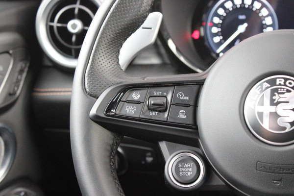 Alfa Romeo Tonale 1.5T 160PK Hybrid VELOCE | PANORAMISCH SCHUIF/KANTEL DAK | PREMIUM PACK: LEDEREN BEKLEDING/GEVENTILEERDE VOORSTOELEN/4-VOUDIG ELEKTRISCH VERSTELBARE LENDESTEUN VOORSTOELEN/HOOGGLANS ZWARTE RAAMOMLIJSTING/AMBIENT LIGHTING | TECHNOLOGY PACK: PARKEERWAARSCHUWING VOOR EN ACHTER/360° CAMERA/AUTOMATISCH INPARKEREN/ AUTONOMOUS DRIVING LEVEL 2: ADAPTIVE CRUISE CONTROL/LANE CENTERING ASSIST/TRAFFIC JAM ASSIST DODEHOEK DETECTIE AUTOMATISCH DIMMENDE BUITENSPIEGELS ELEKTRISCH BEDIENBARE ACHTERKLEP | WINTERPACK: STOELVERWARMING VOOR/STUURVERWARMING/VERWARMBARE RUITENSPROEIERS | HAR