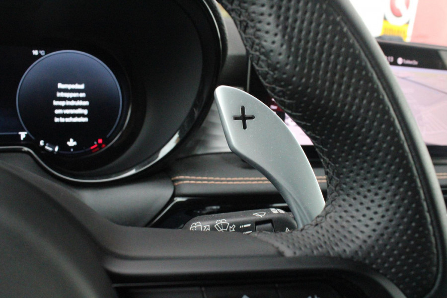 Alfa Romeo Tonale 1.5T 160PK Hybrid VELOCE | PANORAMISCH SCHUIF/KANTEL DAK | PREMIUM PACK: LEDEREN BEKLEDING/GEVENTILEERDE VOORSTOELEN/4-VOUDIG ELEKTRISCH VERSTELBARE LENDESTEUN VOORSTOELEN/HOOGGLANS ZWARTE RAAMOMLIJSTING/AMBIENT LIGHTING | TECHNOLOGY PACK: PARKEERWAARSCHUWING VOOR EN ACHTER/360° CAMERA/AUTOMATISCH INPARKEREN/ AUTONOMOUS DRIVING LEVEL 2: ADAPTIVE CRUISE CONTROL/LANE CENTERING ASSIST/TRAFFIC JAM ASSIST DODEHOEK DETECTIE AUTOMATISCH DIMMENDE BUITENSPIEGELS ELEKTRISCH BEDIENBARE ACHTERKLEP | WINTERPACK: STOELVERWARMING VOOR/STUURVERWARMING/VERWARMBARE RUITENSPROEIERS | HAR