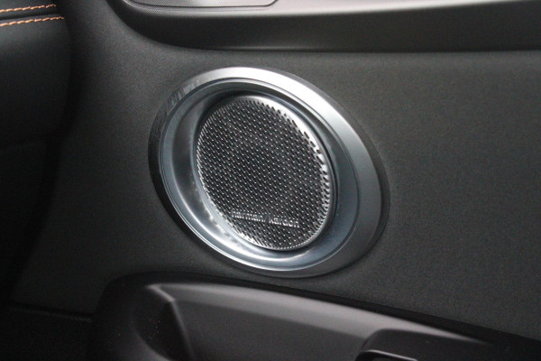 Alfa Romeo Tonale 1.5T 160PK Hybrid VELOCE | PANORAMISCH SCHUIF/KANTEL DAK | PREMIUM PACK: LEDEREN BEKLEDING/GEVENTILEERDE VOORSTOELEN/4-VOUDIG ELEKTRISCH VERSTELBARE LENDESTEUN VOORSTOELEN/HOOGGLANS ZWARTE RAAMOMLIJSTING/AMBIENT LIGHTING | TECHNOLOGY PACK: PARKEERWAARSCHUWING VOOR EN ACHTER/360° CAMERA/AUTOMATISCH INPARKEREN/ AUTONOMOUS DRIVING LEVEL 2: ADAPTIVE CRUISE CONTROL/LANE CENTERING ASSIST/TRAFFIC JAM ASSIST DODEHOEK DETECTIE AUTOMATISCH DIMMENDE BUITENSPIEGELS ELEKTRISCH BEDIENBARE ACHTERKLEP | WINTERPACK: STOELVERWARMING VOOR/STUURVERWARMING/VERWARMBARE RUITENSPROEIERS | HAR