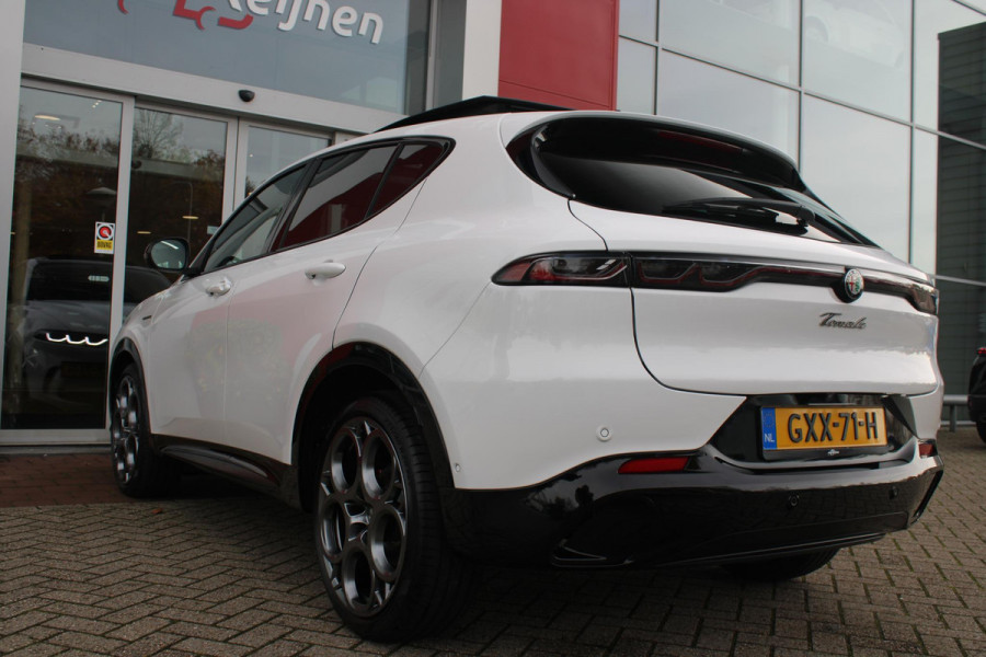 Alfa Romeo Tonale 1.5T 160PK Hybrid VELOCE | PANORAMISCH SCHUIF/KANTEL DAK | PREMIUM PACK: LEDEREN BEKLEDING/GEVENTILEERDE VOORSTOELEN/4-VOUDIG ELEKTRISCH VERSTELBARE LENDESTEUN VOORSTOELEN/HOOGGLANS ZWARTE RAAMOMLIJSTING/AMBIENT LIGHTING | TECHNOLOGY PACK: PARKEERWAARSCHUWING VOOR EN ACHTER/360° CAMERA/AUTOMATISCH INPARKEREN/ AUTONOMOUS DRIVING LEVEL 2: ADAPTIVE CRUISE CONTROL/LANE CENTERING ASSIST/TRAFFIC JAM ASSIST DODEHOEK DETECTIE AUTOMATISCH DIMMENDE BUITENSPIEGELS ELEKTRISCH BEDIENBARE ACHTERKLEP | WINTERPACK: STOELVERWARMING VOOR/STUURVERWARMING/VERWARMBARE RUITENSPROEIERS | HAR
