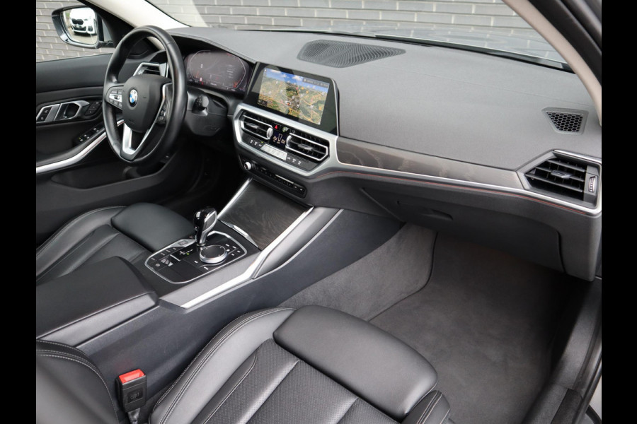 BMW 3 Serie Touring 318i Executive Luxury Line Automaat / Live Cockpit Professional / Trekhaak / Elektrisch Verstelbare Sportstoelen / LED / 18 Inch / Leder / Hifi / Chrome Line / DAB / Parkeersensoren voor+achter