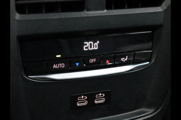 BMW 3 Serie Touring 318i Executive Luxury Line Automaat / Live Cockpit Professional / Trekhaak / Elektrisch Verstelbare Sportstoelen / LED / 18 Inch / Leder / Hifi / Chrome Line / DAB / Parkeersensoren voor+achter