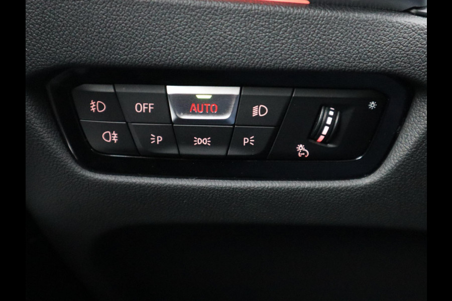BMW 3 Serie Touring 318i Executive Luxury Line Automaat / Live Cockpit Professional / Trekhaak / Elektrisch Verstelbare Sportstoelen / LED / 18 Inch / Leder / Hifi / Chrome Line / DAB / Parkeersensoren voor+achter