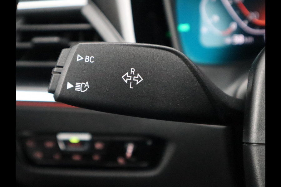 BMW 3 Serie Touring 318i Executive Luxury Line Automaat / Live Cockpit Professional / Trekhaak / Elektrisch Verstelbare Sportstoelen / LED / 18 Inch / Leder / Hifi / Chrome Line / DAB / Parkeersensoren voor+achter