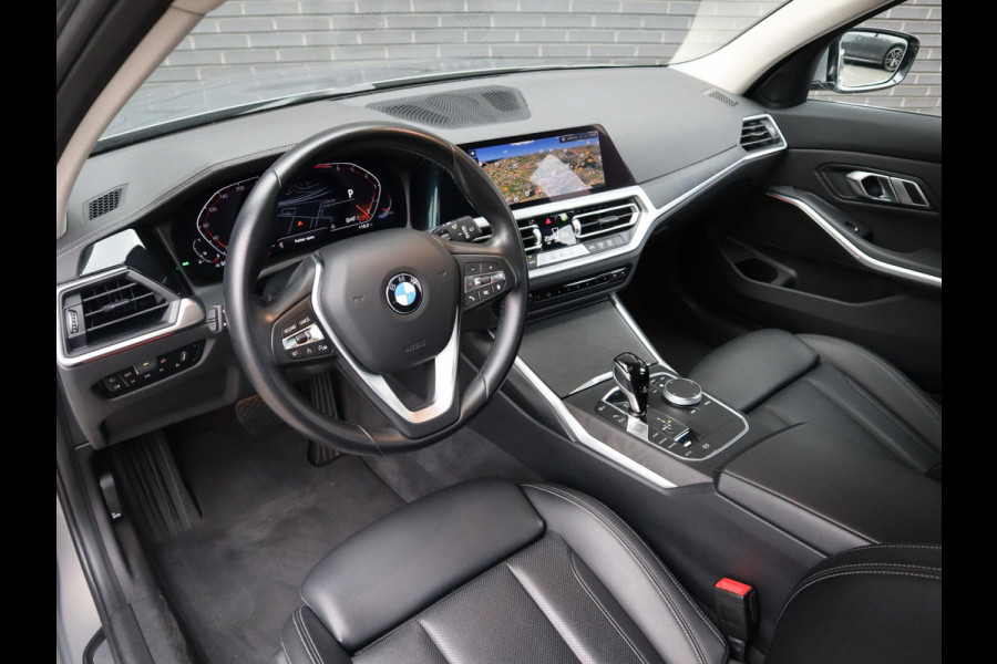 BMW 3 Serie Touring 318i Executive Luxury Line Automaat / Live Cockpit Professional / Trekhaak / Elektrisch Verstelbare Sportstoelen / LED / 18 Inch / Leder / Hifi / Chrome Line / DAB / Parkeersensoren voor+achter