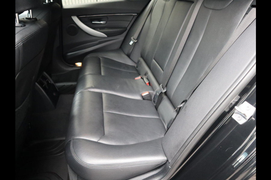 BMW 3 Serie Touring 320i High Executive M Sport Pakket Automaat / Navigatiesysteem Professional / Leder / Hifi / LED / Stoelverwarming / Climate Control / 18 Inch / Shadow Line / Extra Getint Glas / Parkeersensoren