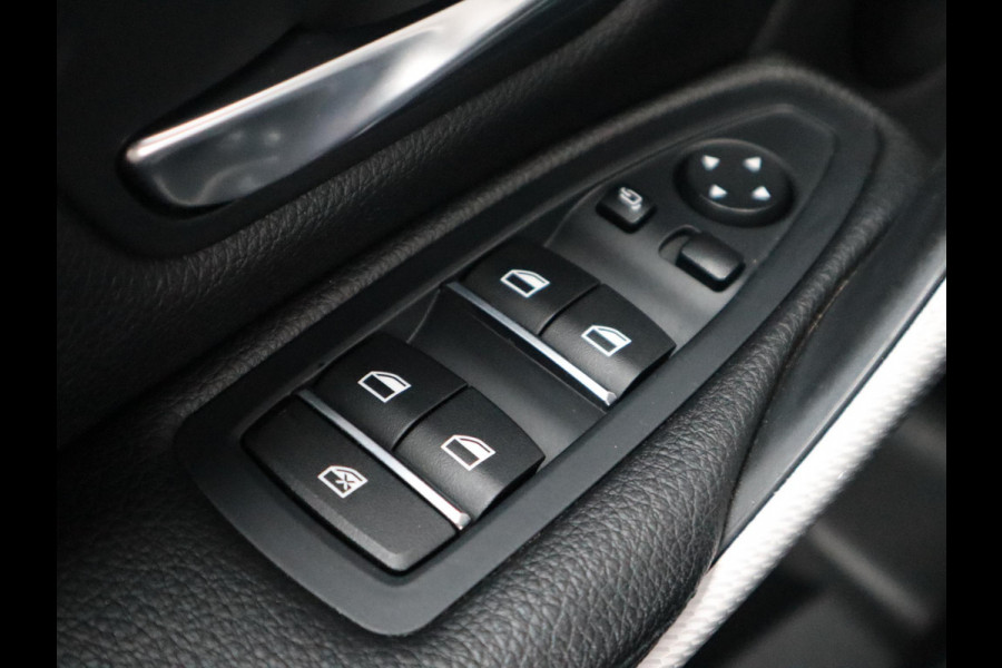 BMW 3 Serie Touring 320i High Executive M Sport Pakket Automaat / Navigatiesysteem Professional / Leder / Hifi / LED / Stoelverwarming / Climate Control / 18 Inch / Shadow Line / Extra Getint Glas / Parkeersensoren