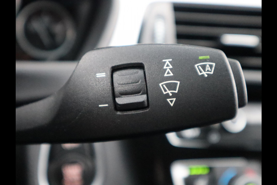 BMW 3 Serie Touring 320i High Executive M Sport Pakket Automaat / Navigatiesysteem Professional / Leder / Hifi / LED / Stoelverwarming / Climate Control / 18 Inch / Shadow Line / Extra Getint Glas / Parkeersensoren