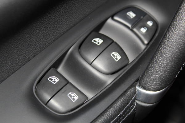 Nissan QASHQAI 1.2-115pk Tekna. Erg nette, luxe en betrouwbare hoogzitter ! Autm. airco, cruise control, 360gr camera, trekhaak, privacy glass, LM wielen, panoramadak, metallic lak, elektr. verstelb. best. stoel,  telefoonvoorb., navigatie, LED verlichting etc.