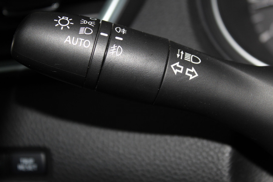 Nissan QASHQAI 1.2-115pk Tekna. Erg nette, luxe en betrouwbare hoogzitter ! Autm. airco, cruise control, 360gr camera, trekhaak, privacy glass, LM wielen, panoramadak, metallic lak, elektr. verstelb. best. stoel,  telefoonvoorb., navigatie, LED verlichting etc.