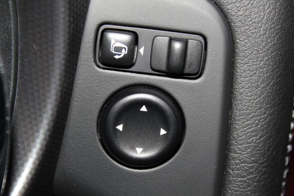 Nissan QASHQAI 1.2-115pk Tekna. Erg nette, luxe en betrouwbare hoogzitter ! Autm. airco, cruise control, 360gr camera, trekhaak, privacy glass, LM wielen, panoramadak, metallic lak, elektr. verstelb. best. stoel,  telefoonvoorb., navigatie, LED verlichting etc.