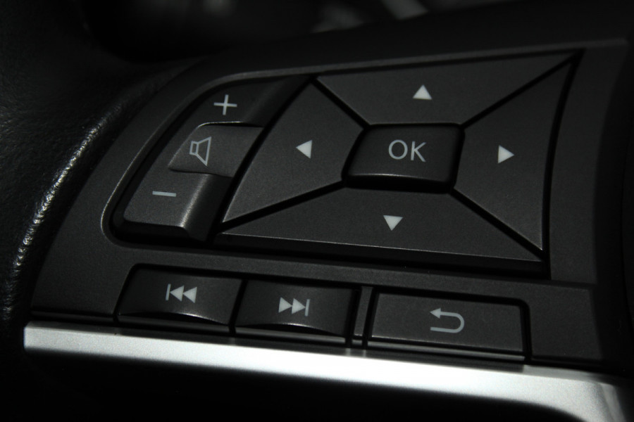 Nissan QASHQAI 1.2-115pk Tekna. Erg nette, luxe en betrouwbare hoogzitter ! Autm. airco, cruise control, 360gr camera, trekhaak, privacy glass, LM wielen, panoramadak, metallic lak, elektr. verstelb. best. stoel,  telefoonvoorb., navigatie, LED verlichting etc.