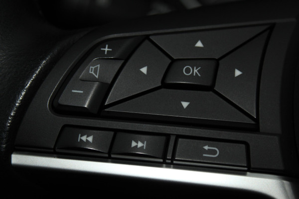 Nissan QASHQAI 1.2-115pk Tekna. Erg nette, luxe en betrouwbare hoogzitter ! Autm. airco, cruise control, 360gr camera, trekhaak, privacy glass, LM wielen, panoramadak, metallic lak, elektr. verstelb. best. stoel,  telefoonvoorb., navigatie, LED verlichting etc.