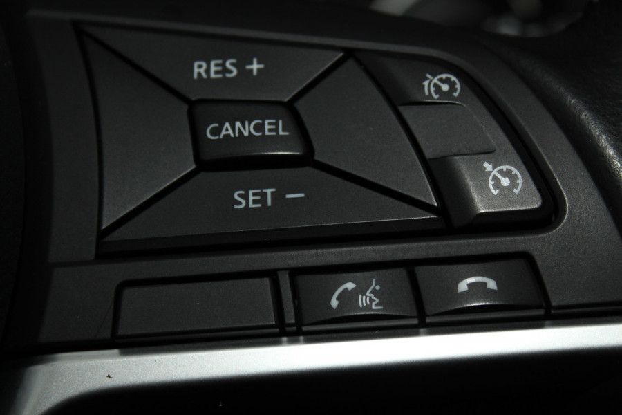 Nissan QASHQAI 1.2-115pk Tekna. Erg nette, luxe en betrouwbare hoogzitter ! Autm. airco, cruise control, 360gr camera, trekhaak, privacy glass, LM wielen, panoramadak, metallic lak, elektr. verstelb. best. stoel,  telefoonvoorb., navigatie, LED verlichting etc.