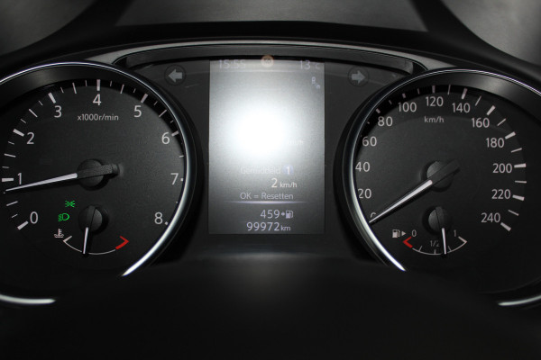 Nissan QASHQAI 1.2-115pk Tekna. Erg nette, luxe en betrouwbare hoogzitter ! Autm. airco, cruise control, 360gr camera, trekhaak, privacy glass, LM wielen, panoramadak, metallic lak, elektr. verstelb. best. stoel,  telefoonvoorb., navigatie, LED verlichting etc.