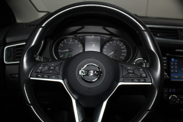 Nissan QASHQAI 1.2-115pk Tekna. Erg nette, luxe en betrouwbare hoogzitter ! Autm. airco, cruise control, 360gr camera, trekhaak, privacy glass, LM wielen, panoramadak, metallic lak, elektr. verstelb. best. stoel,  telefoonvoorb., navigatie, LED verlichting etc.